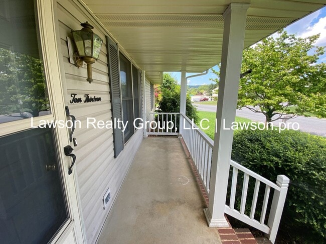 Building Photo - Spacious Hollins Four Bedroom w/ Finished Basement