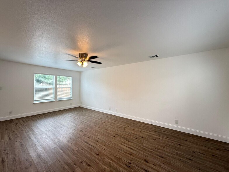 Building Photo - 2307 Mission View