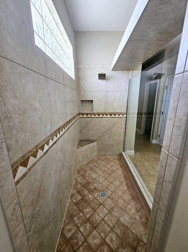 Building Photo - 244 SE 20th Ct