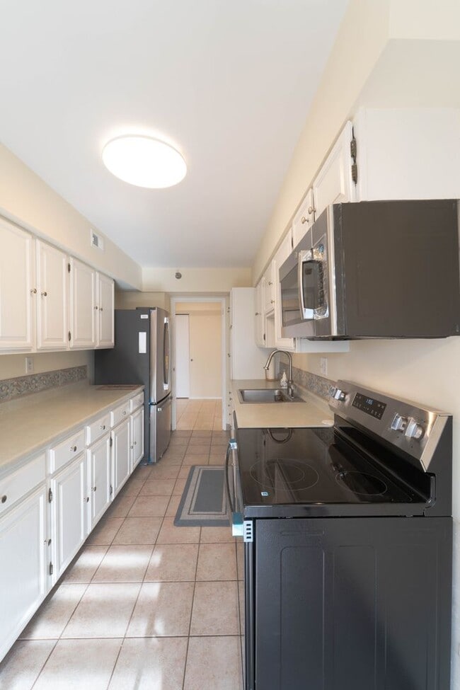 Building Photo - Contemporary 2BR/2BA Corner Condo at The Encore of McLean