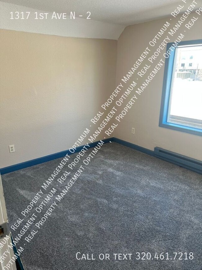 Building Photo - 3 Bedroom 1 1/2 Bath Upper Level Duplex in...