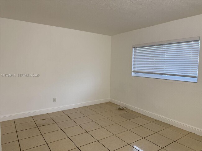 Building Photo - 1895 Venice Park Dr