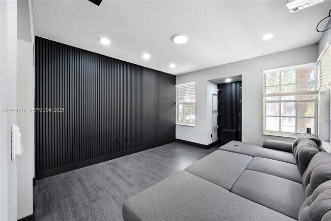 Building Photo - 1010 Belmont Pl