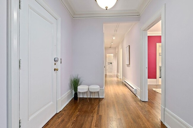 Building Photo - Historic Charm 2 Bed 1 Bath Condo on First Hill