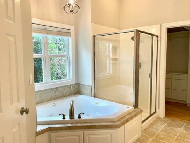 Building Photo - CASTLE LAKES - HOME W/ POOL