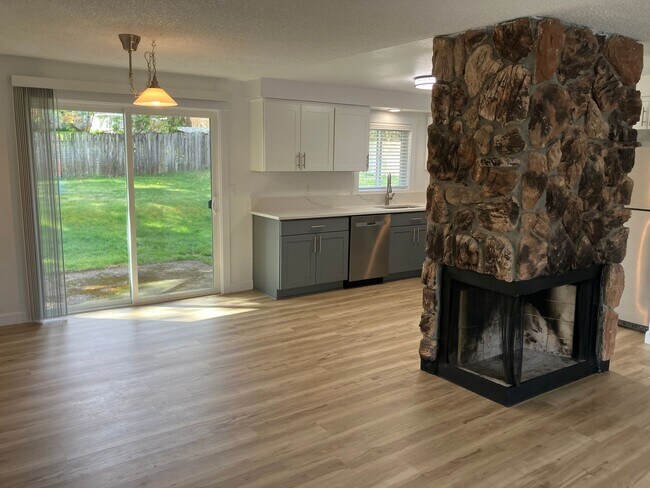 Building Photo - Remodeled Three Bedroom Home in South Salem