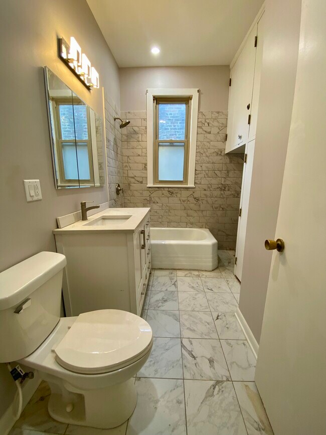 Building Photo - 4114 N Paulina St