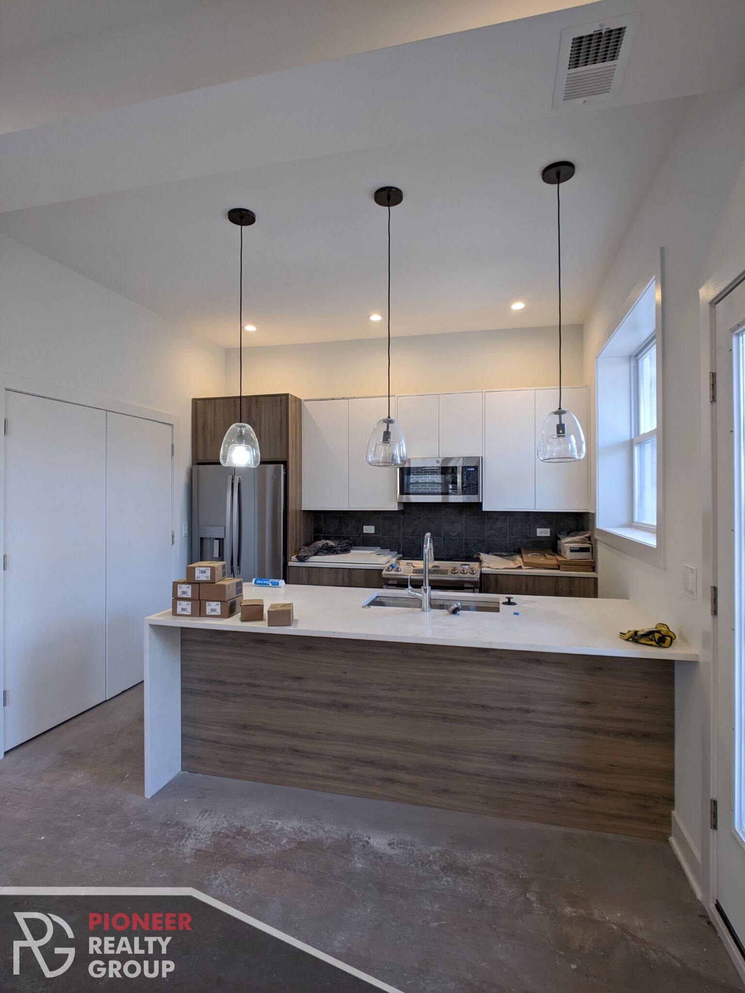 Building Photo - 2121 W Belmont Ave