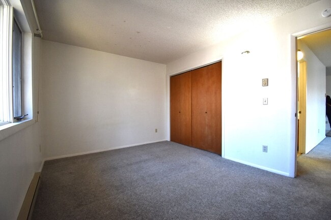 Building Photo - Top floor apartment! Close to MSU and downtown!