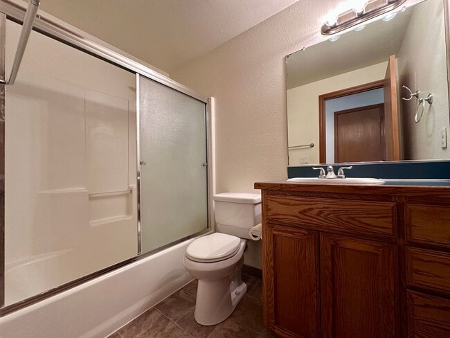 Building Photo - Adorable and Spacious!! Troutdale Duplex in Cul-de-sac!!