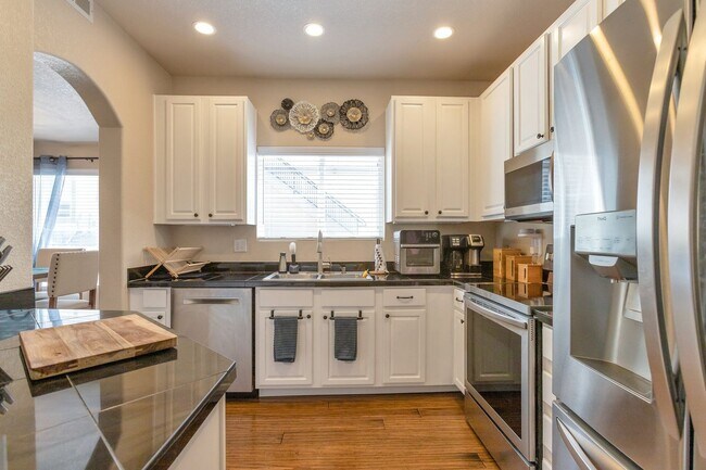 Building Photo - Updated 2 Bedroom, 2 Bath First Level Condo in Gated Community