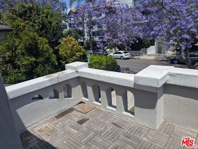 Building Photo - 807 Croft Ave