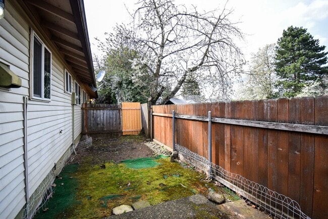 Building Photo - Move In Special! Single Level 2-Bedroom Ap...