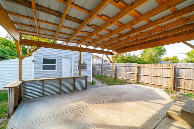 Building Photo - 465 Brehl Ave