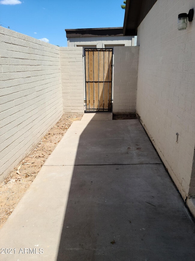 Building Photo - 1008 W Malibu Dr