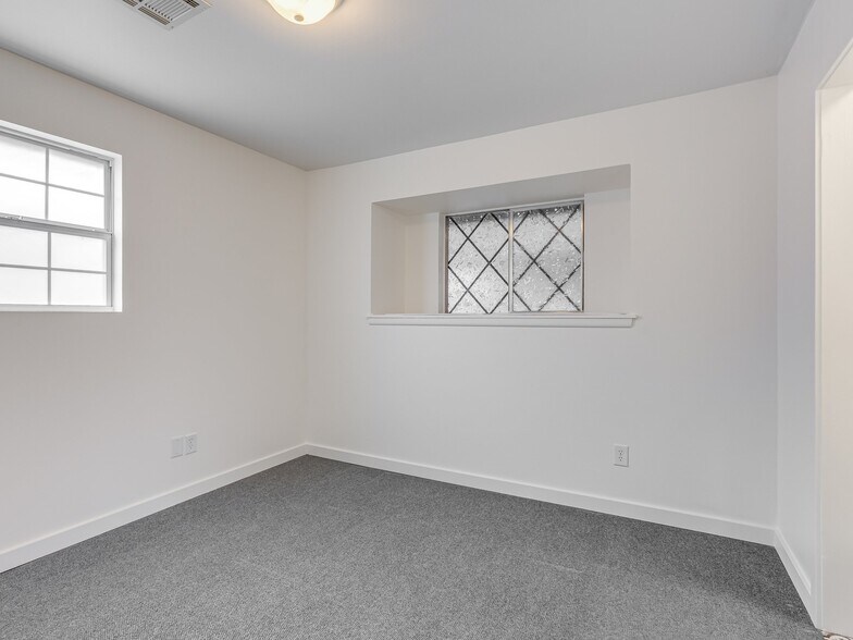 Building Photo - 106 N Norman Ave
