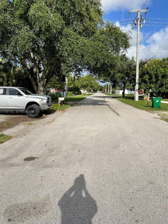 Building Photo - 5751 SW 38th Ct