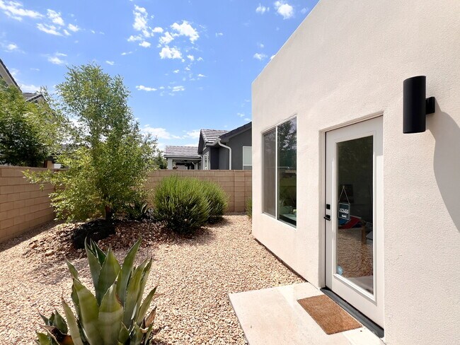 Building Photo - 5741 S Russet Sun Dr