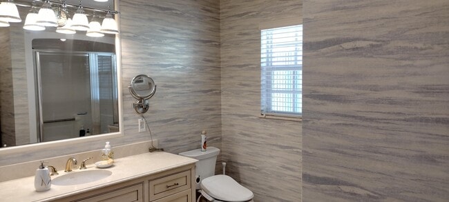 Building Photo - 9583 SE Little Club Way S