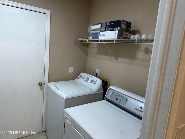 Building Photo - 11695 Tanager Dr