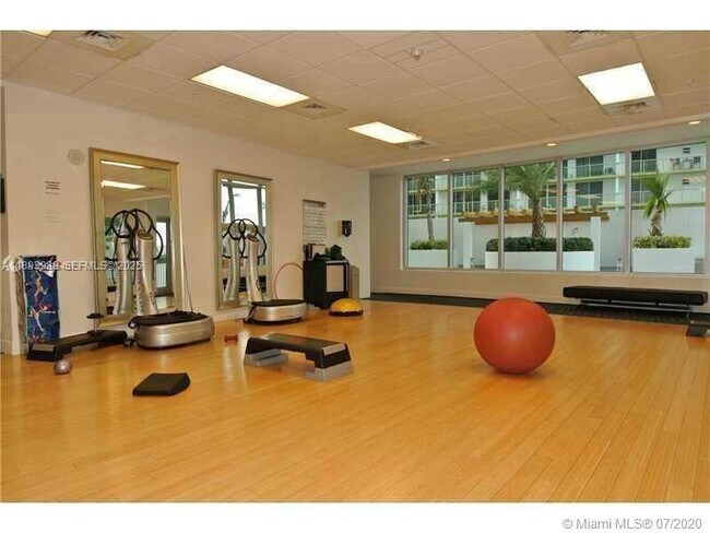 Building Photo - 1750 N Bayshore Dr