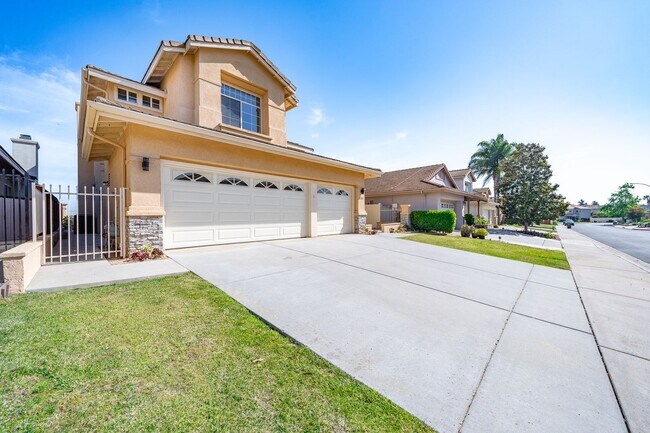 Building Photo - 4 Bedroom View Home in Emerald Heights | 3-Car Garage | Guard Gated Community