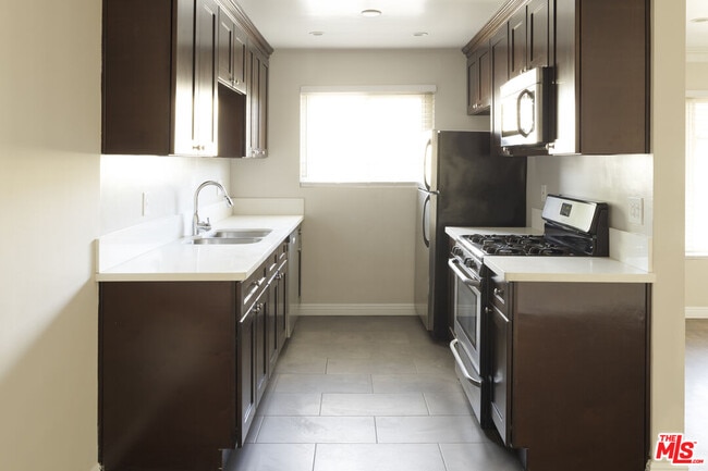 Building Photo - 925 N Curson Ave