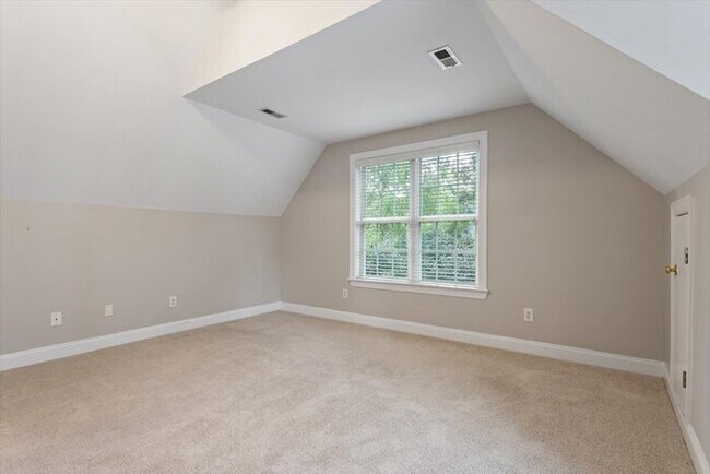 Building Photo - Spacious 4 Bedroom Raleigh Home - Fenced i...