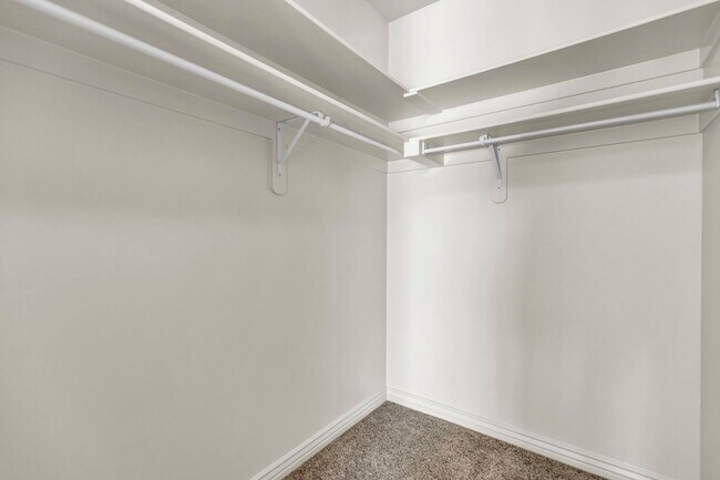 Building Photo - Charming Midway Home - Available Now!