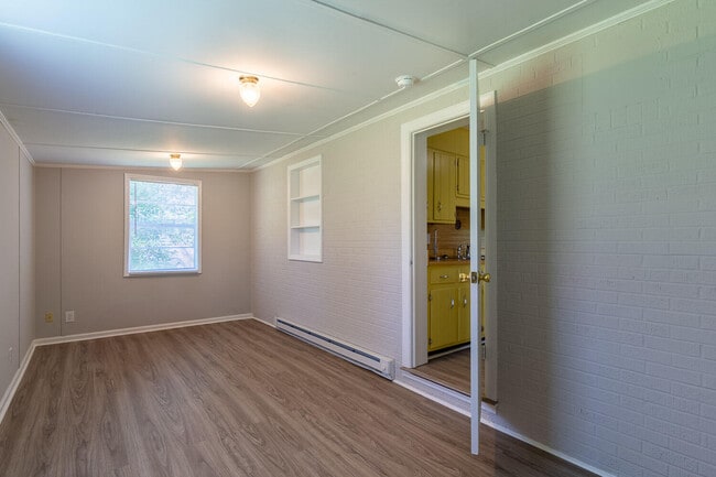 Building Photo - 1032 Bedford Dr