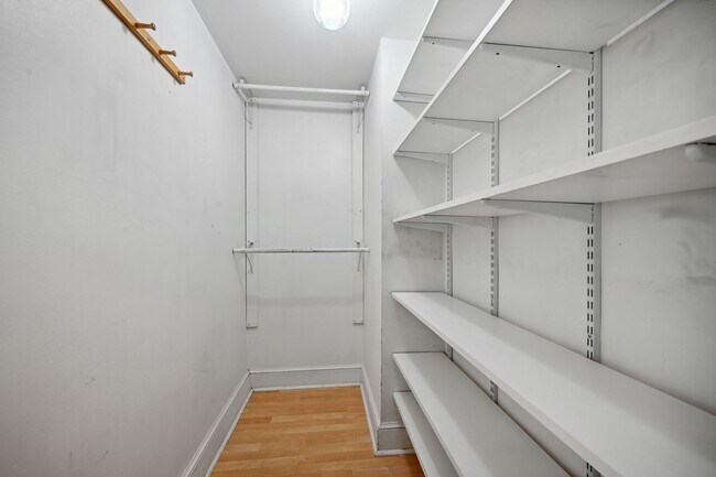 Building Photo - Dupont Circle with Secured Parking! Sun-fi...