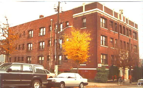 Building Photo - Maxmillian Apartments