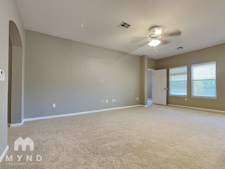 Building Photo - 1100 Mitchell Dr
