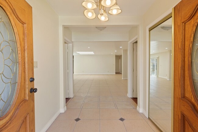 Building Photo - Spacious Mission Hills Home – Modern Comfo...