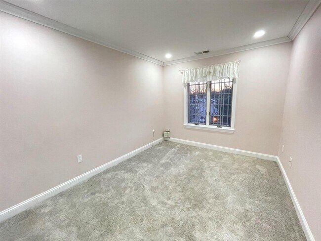 Building Photo - 241 Oak Park Dr