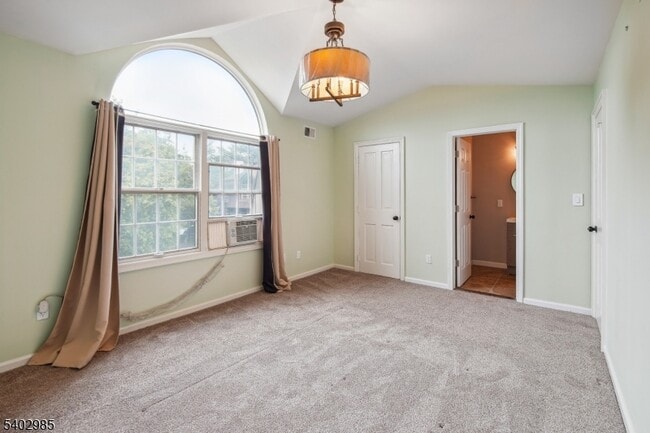 Building Photo - 4 Tow Path Cres