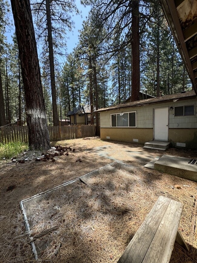 Building Photo - 2 Bedroom near Stateline