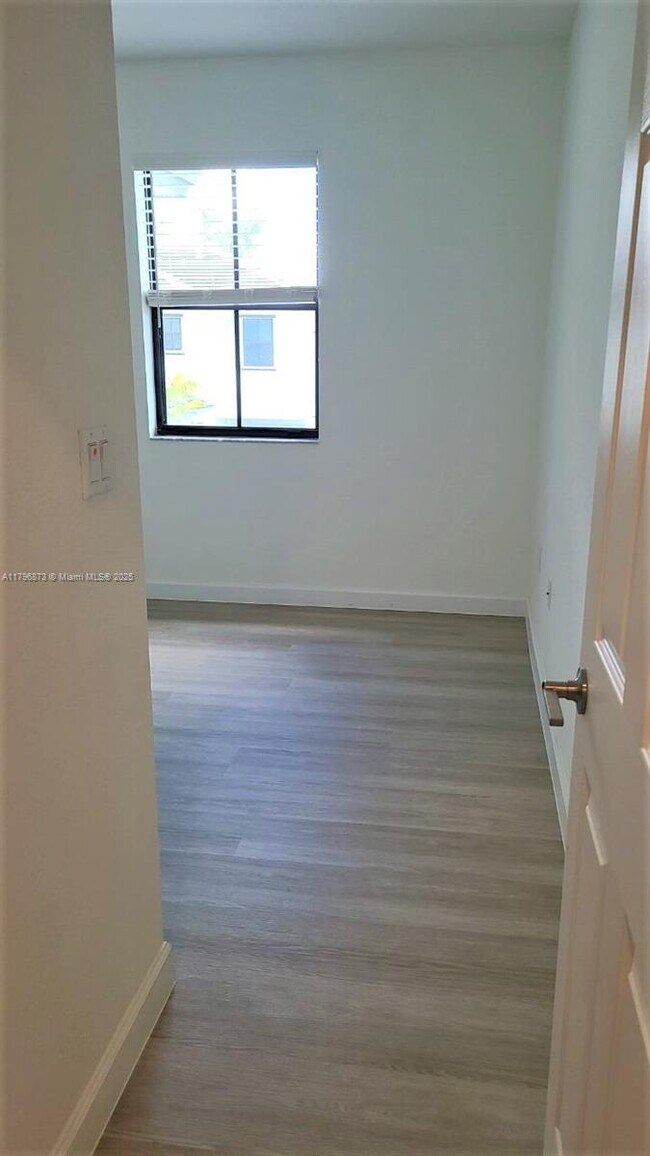 Building Photo - 1545 SW 28th St
