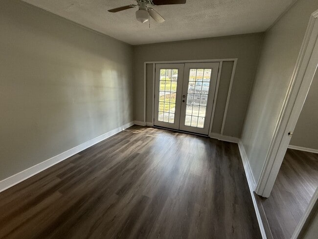 Building Photo - MOVE IN READY