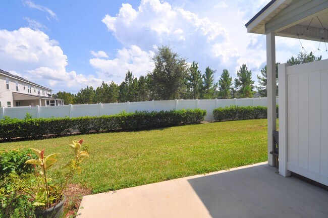Building Photo - LIKE NEW OAKLEAF TOWNHOME!
