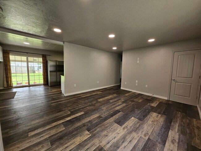 Building Photo - Farrell Triplex