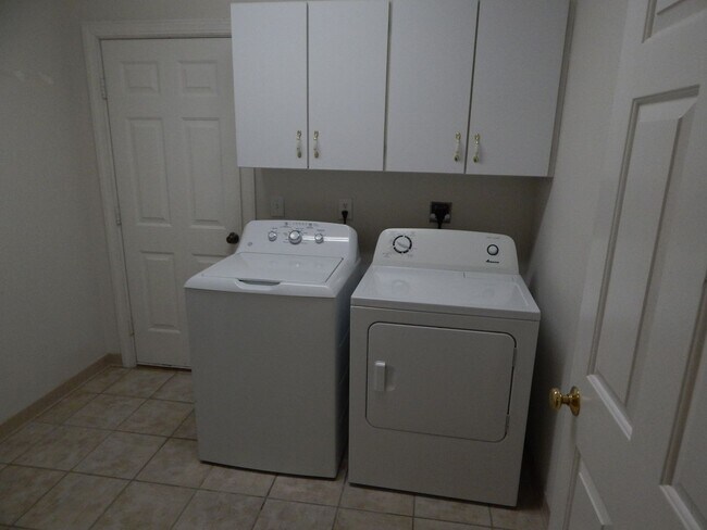 Building Photo - 3 Bedroom 2 bath in The Cape- Community Pool.