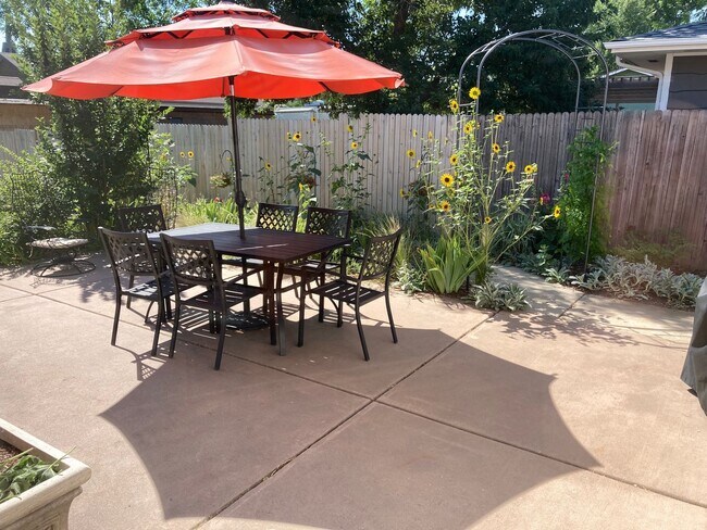 Building Photo - Wonderful Large 5 Bedroom House with Fenced Back Yard and 2-Car Garage