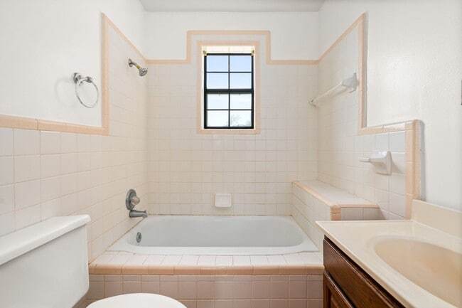 Building Photo - Check Out this 2 bed 1 bath in Alexandria