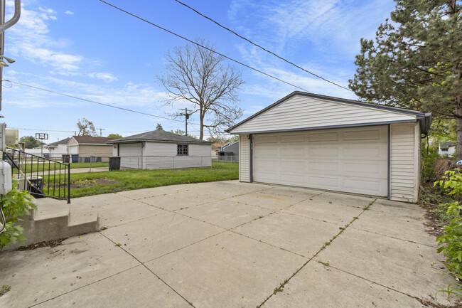 Building Photo - 32119 Glen Ave