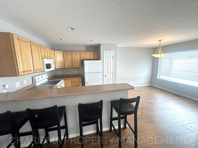 Building Photo - WALK IN LEVEL 2 BD, 1 BA CONDO WITH WOOD F...