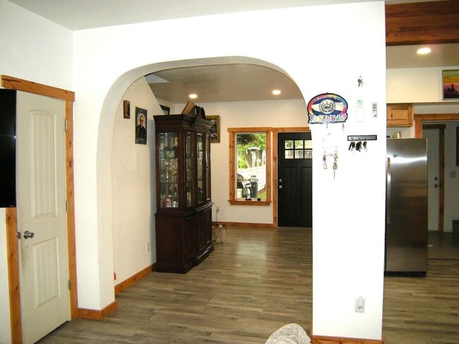 Building Photo - Townhome