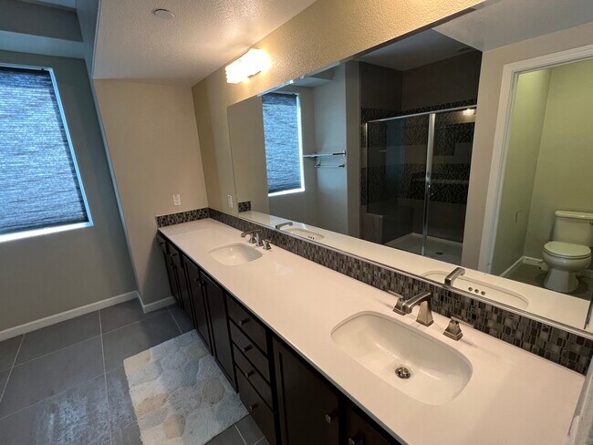 Building Photo - 215 Burbank St