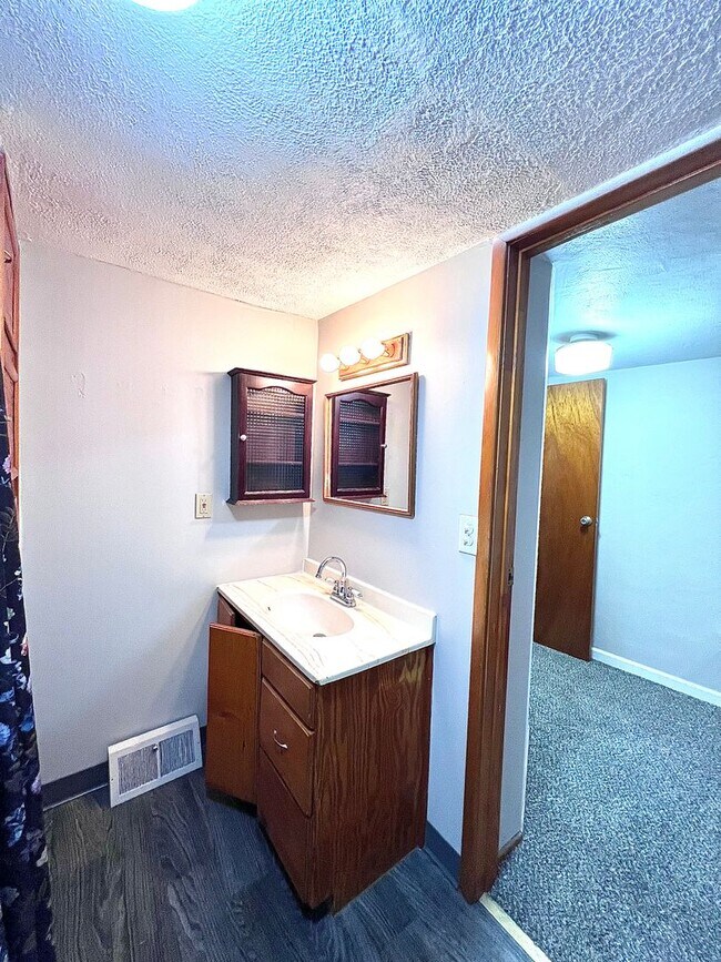 Building Photo - Cute South Omaha 2 bed, 1 bath beauty for only $1,250! COMING SOON!