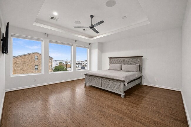 Building Photo - 707 W Clay St